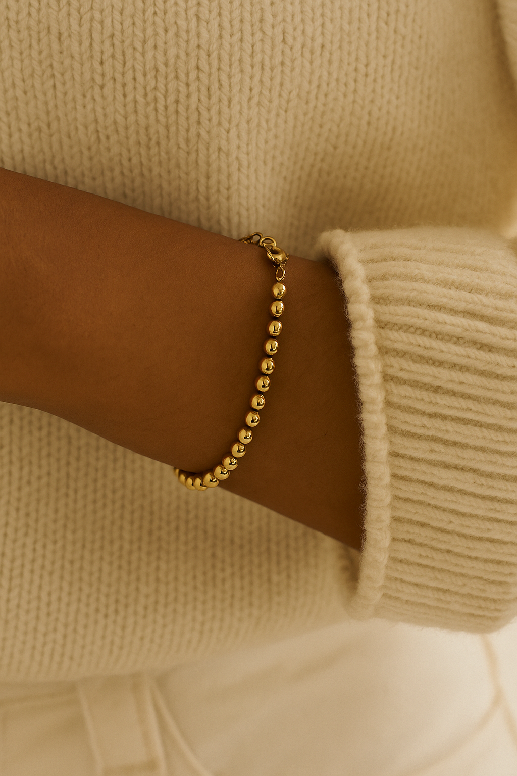 **Bea's Dazzling Bracelet**  
Elevate your style with Bea's exquisite bracelet, perfect for adding a touch of elegance to any outfit.