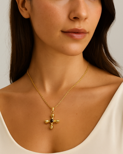 **Title:** Inis Necklace  

**Description:** Embrace elegance with the Inis Necklace, a timeless piece perfect for Sofia’s sophisticated style.
