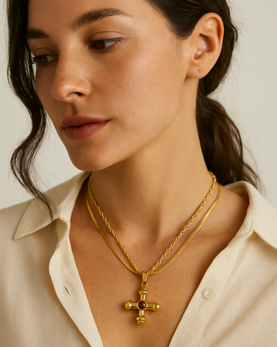 **Title:** Inis Necklace  

**Description:** Embrace elegance with the Inis Necklace, a timeless piece perfect for Sofia’s sophisticated style.