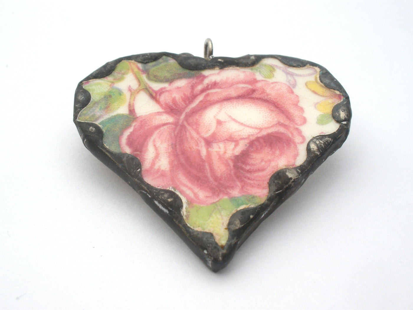 Καρφίτσα μενταγιόν από πορσελάνη Staffordshire Rose Broken China