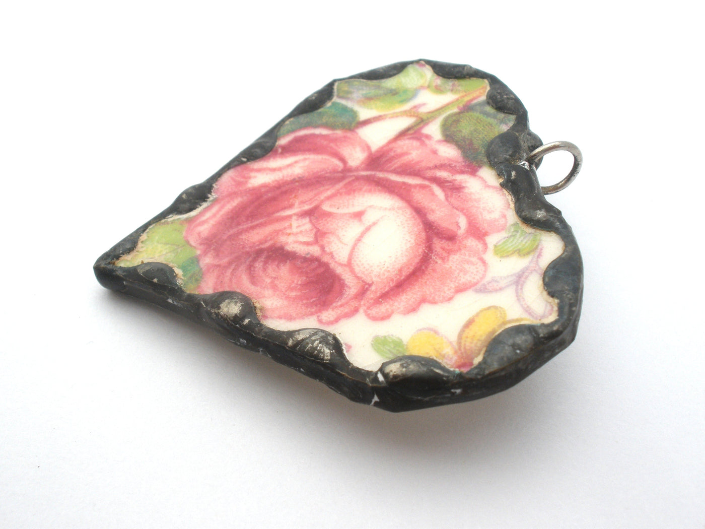 Καρφίτσα μενταγιόν από πορσελάνη Staffordshire Rose Broken China