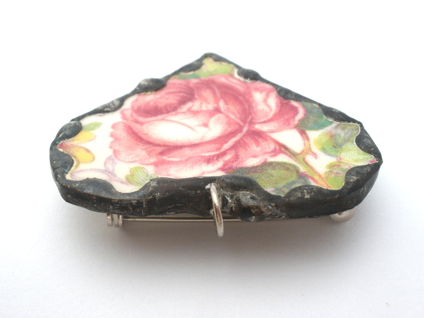 Καρφίτσα μενταγιόν από πορσελάνη Staffordshire Rose Broken China