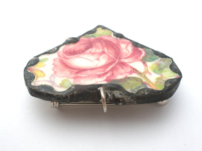 Καρφίτσα μενταγιόν από πορσελάνη Staffordshire Rose Broken China