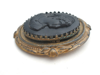 Vintage μαύρη καρφίτσα από ορείχαλκο Cameo