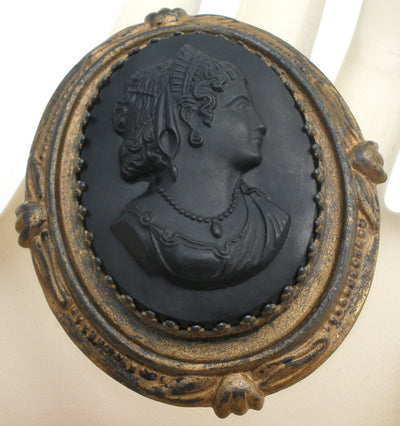 Vintage μαύρη καρφίτσα από ορείχαλκο Cameo